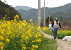 (SP)CHINA-JIANGXI-WUYUAN-PADDLE BOARDING-LIFE