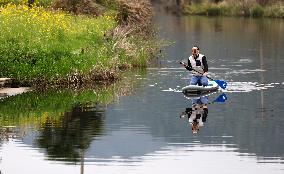 (SP)CHINA-JIANGXI-WUYUAN-PADDLE BOARDING-LIFE