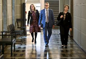 Preliminary meetings to form a new government