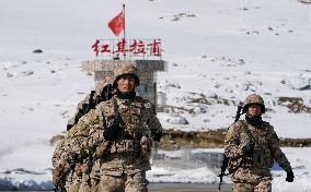 CHINA-XINJIANG-KHUNJERAB-SOLDIERS (CN)