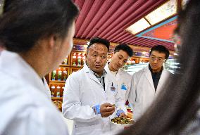 (InTibet)CHINA-TIBET-TIBETAN MEDICINE-PRACTITIONER (CN)