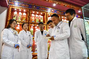 (InTibet)CHINA-TIBET-TIBETAN MEDICINE-PRACTITIONER (CN)