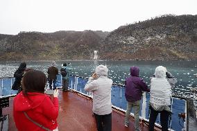 Hokkaido's Shiretoko tour boats start cruises