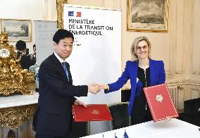 Japan economy minister Nishimura in Paris