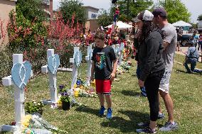 U.S.-TEXAS-ALLEN-OUTLET MALL-SHOOTING-MOURNING