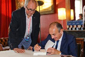 Eric Zemmour Dedicates His Latest Book - Le Mans