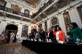 Kamala Harris swears in Commissioners for Hispanics - Washington