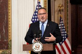 Kamala Harris swears in Commissioners for Hispanics - Washington