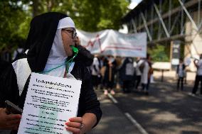 Toulouse: District Nurses Protest In Front Of The Regional Agency For Health For Better Rates