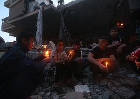 MIDEAST-GAZA-RAFAH-CANDLES ON RUINS