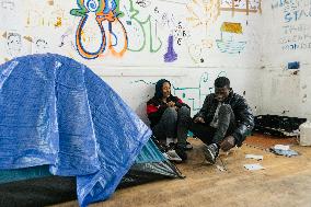 400 young migrants occupy a disused school - Paris