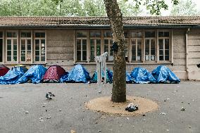 400 young migrants occupy a disused school - Paris