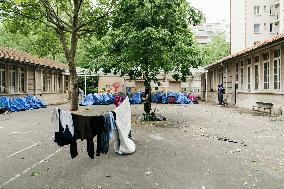 400 young migrants occupy a disused school - Paris