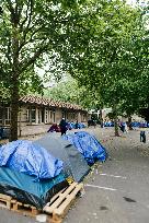 400 young migrants occupy a disused school - Paris