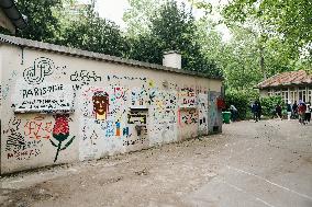 400 young migrants occupy a disused school - Paris