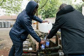 400 young migrants occupy a disused school - Paris