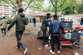 400 young migrants occupy a disused school - Paris