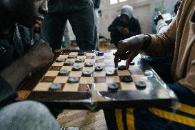 400 young migrants occupy a disused school - Paris