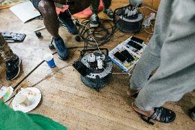 400 young migrants occupy a disused school - Paris