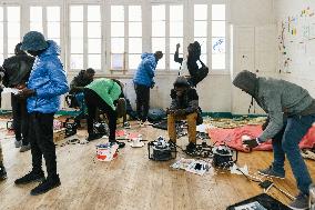 400 young migrants occupy a disused school - Paris