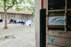 400 young migrants occupy a disused school - Paris