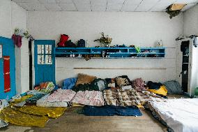 400 young migrants occupy a disused school - Paris