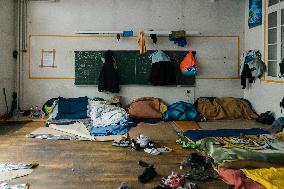 400 young migrants occupy a disused school - Paris