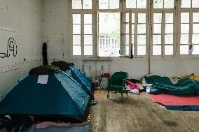 400 young migrants occupy a disused school - Paris