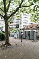 400 young migrants occupy a disused school - Paris