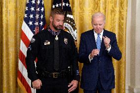 Joe Biden honor Medal of Valor recipients - Washington