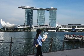 SINGAPORE-HOT WEATHER