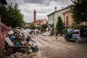 Floods Leave 13 Dead And Force 13000 From Their Homes - Italy