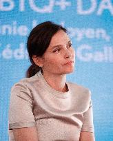 Cannes - Virginie Ledoyen At La Plage Des Enfants Gates