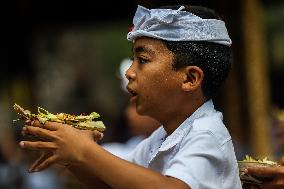 Balinese Hindus Perform Prayer Ahead Of Saraswati Day