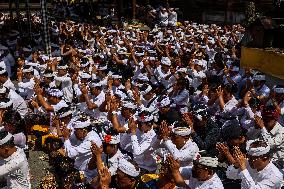 Balinese Hindus Perform Prayer Ahead Of Saraswati Day