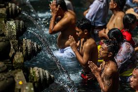 Balinese Hindus Perform Prayer Ahead Of Saraswati Day