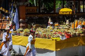 Balinese Hindus Perform Prayer Ahead Of Saraswati Day