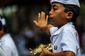 Balinese Hindus Perform Prayer Ahead Of Saraswati Day