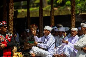 Balinese Hindus Perform Prayer Ahead Of Saraswati Day