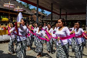 Balinese Hindus Perform Prayer Ahead Of Saraswati Day