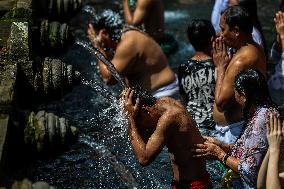 Balinese Hindus Perform Prayer Ahead Of Saraswati Day