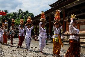 Balinese Hindus Perform Prayer Ahead Of Saraswati Day