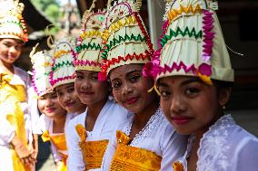 Balinese Hindus Perform Prayer Ahead Of Saraswati Day