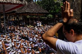 Balinese Hindus Perform Prayer Ahead Of Saraswati Day