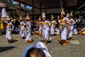 Balinese Hindus Perform Prayer Ahead Of Saraswati Day