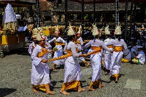 Balinese Hindus Perform Prayer Ahead Of Saraswati Day