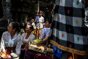 Balinese Hindus Perform Prayer Ahead Of Saraswati Day