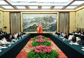 CHINA-BEIJING-WANG HUNING-KYRGYZ PRESIDENT-MEETING (CN)
