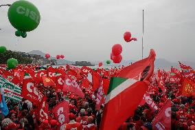 Labor unions protest against government employment laws - Naples