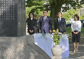 Kishida, Yoon visit cenotaph for Korean A-bomb victims